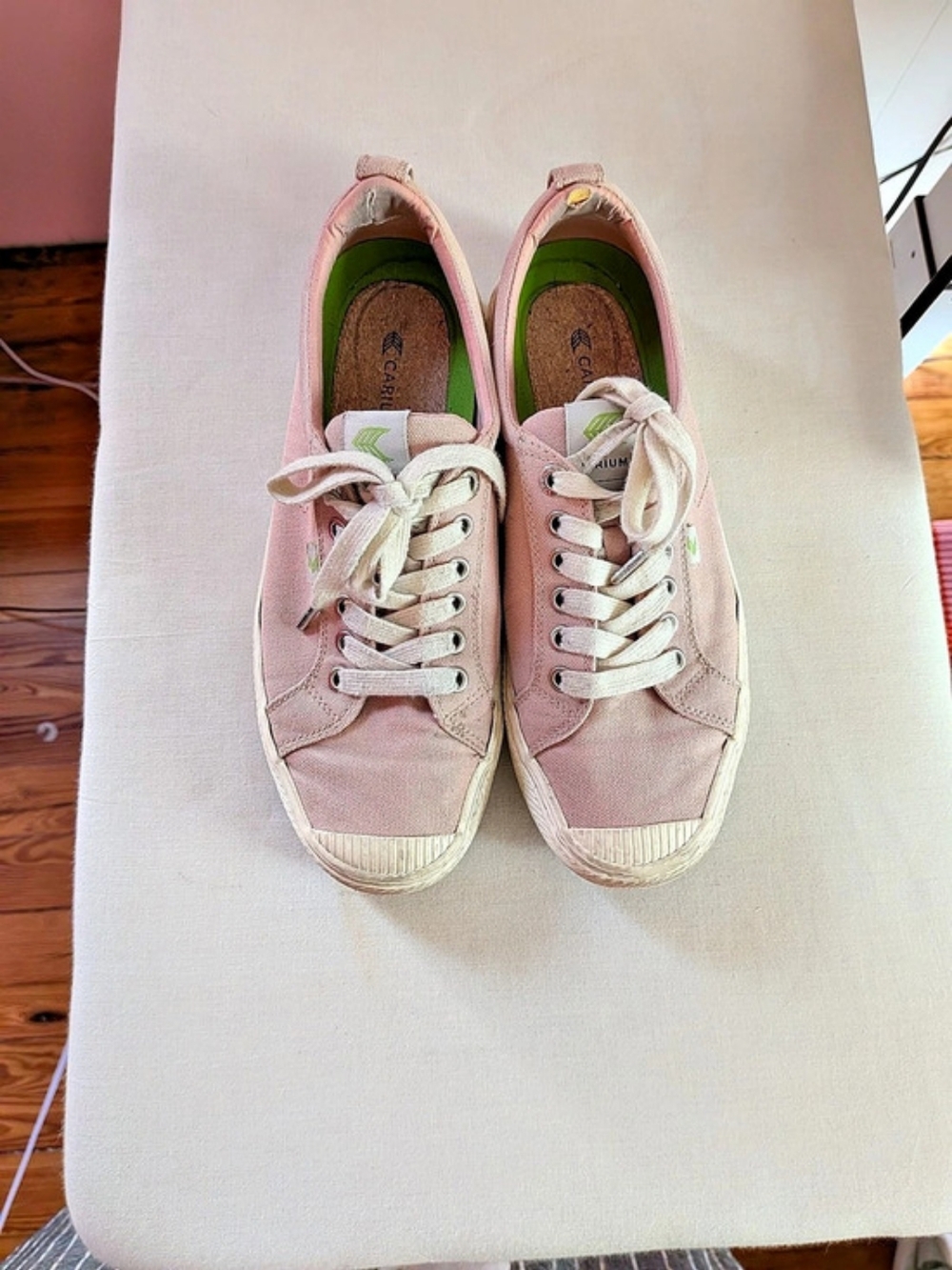Cariuma OCA Low Canvas Pink Sneakers